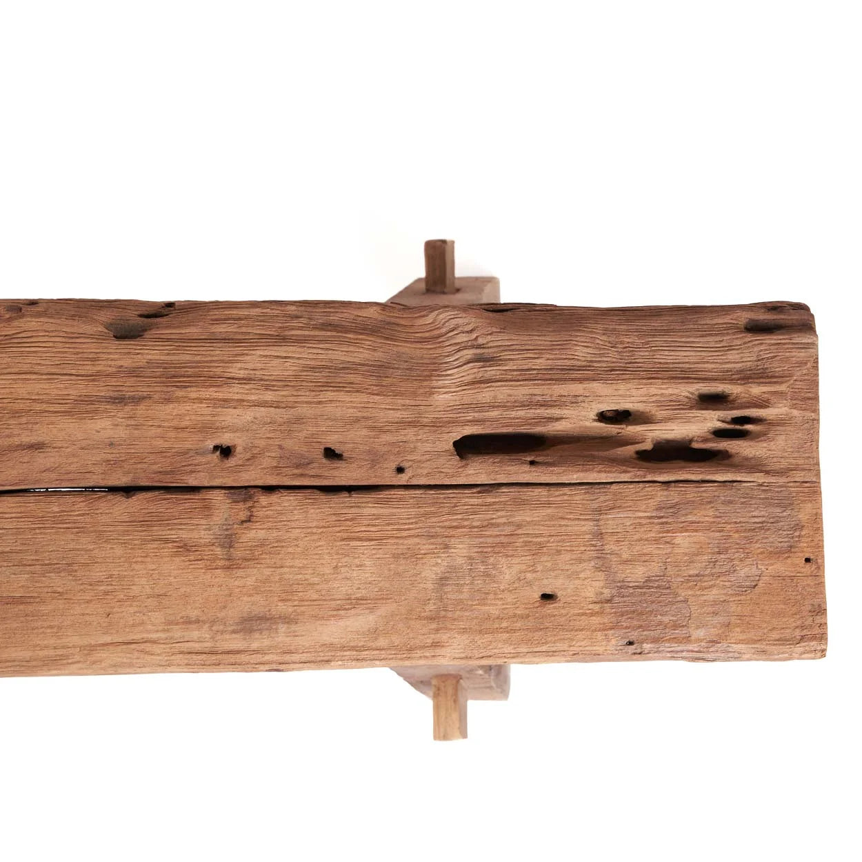 Photo d une poutre en bois massif avec mortaise et tenon pour Banc en teck massif 150 cm