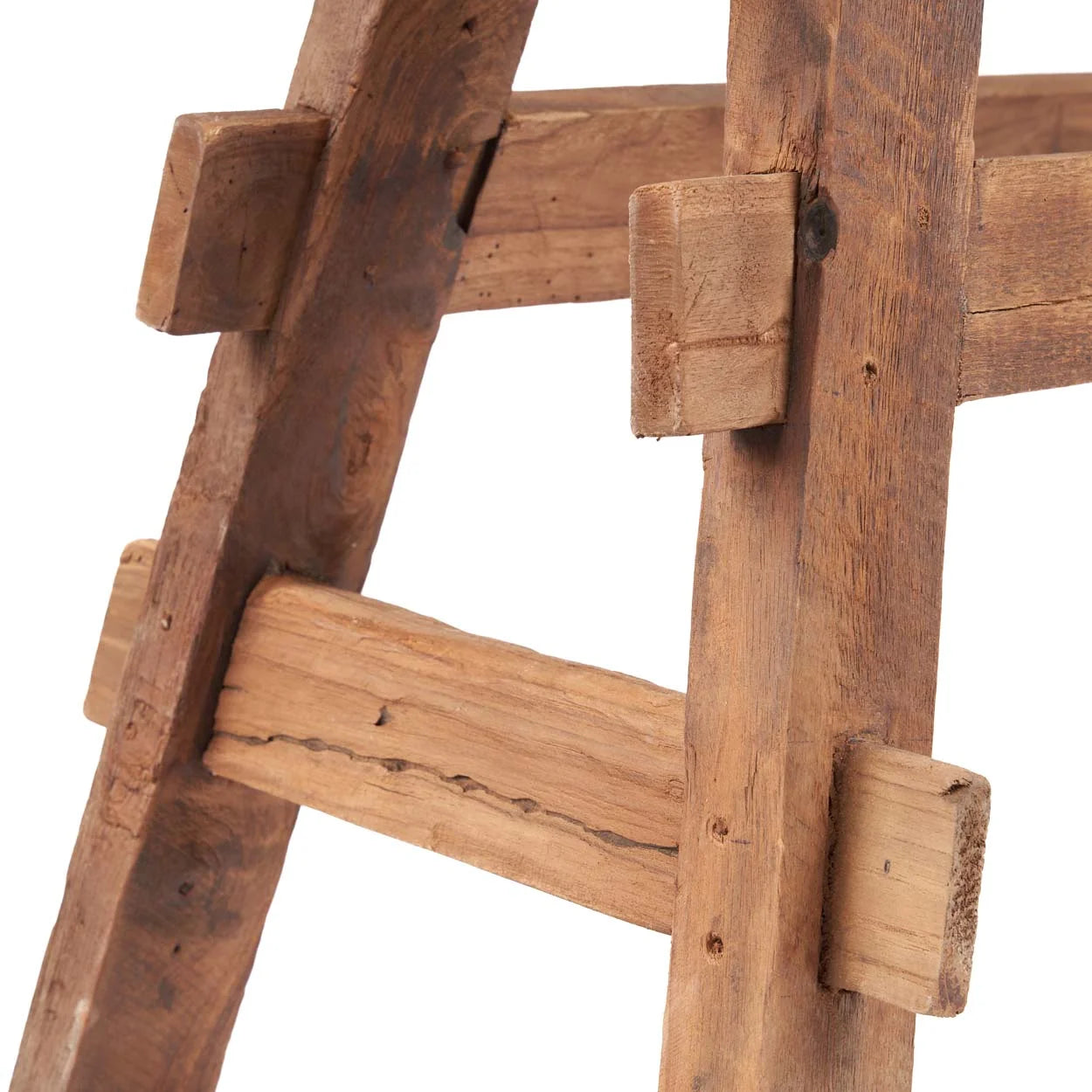 Détail d’une échelle en bois rustique pour le banc en teck massif 150 cm