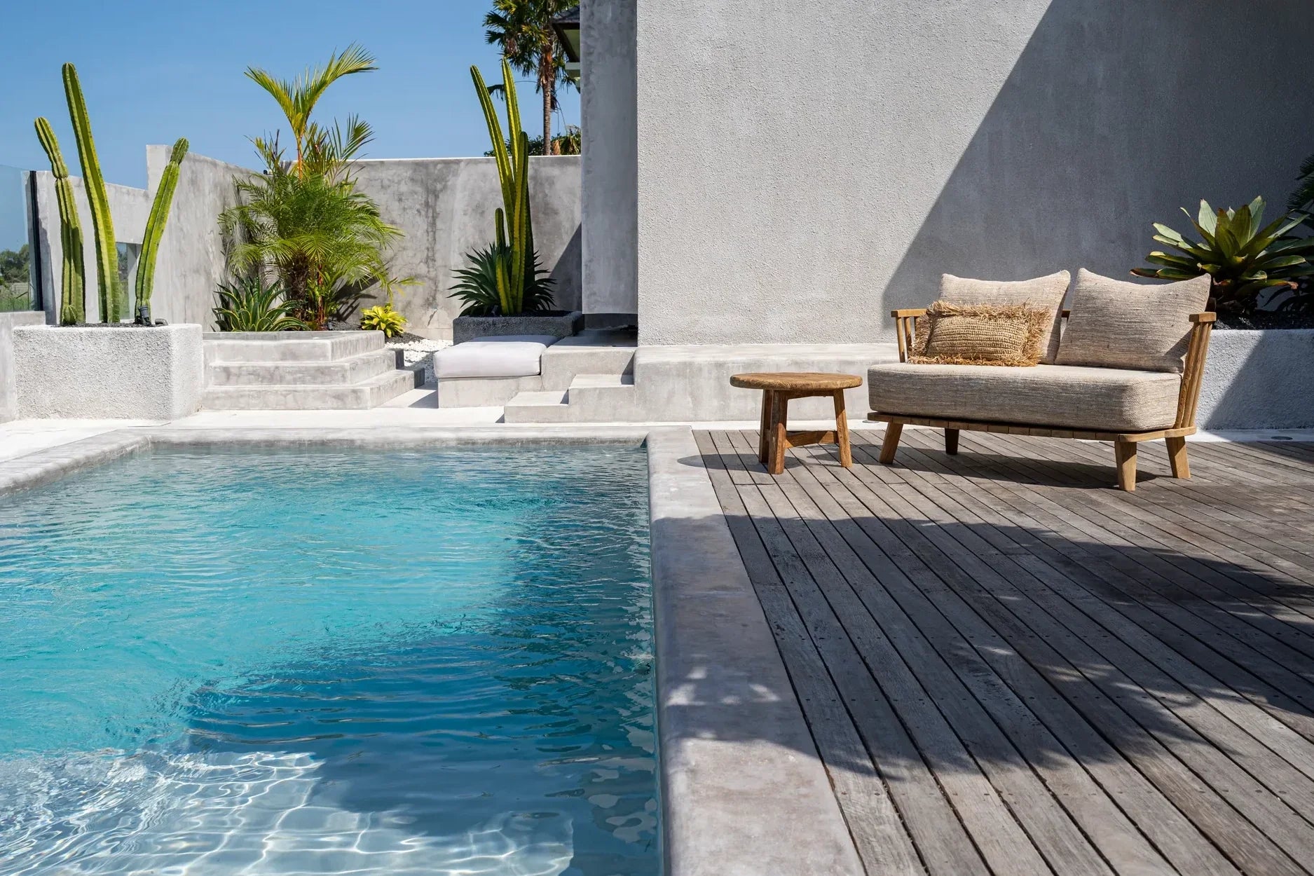 Seating de piscine extérieure en teck recyclé et tissu beige naturel