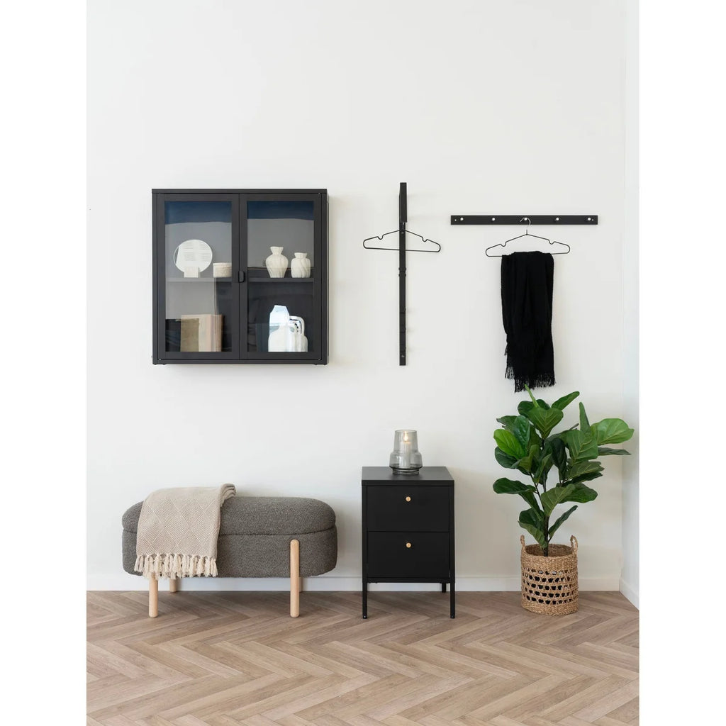 Vitrine en verre noire avec pieds en bois clair et poignées, modèle Banquette ovale en bouclé taupe 98x41 cm