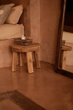 Tabouret rustique en bois avec pieds bruts et plateau rond naturel