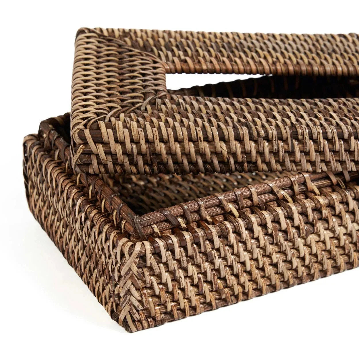 Panier en rotin tressé brun naturel rectangulaire avec un panier nested à l’intérieur