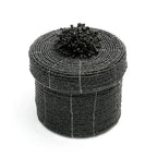 Boîte cadeau perlée noire avec des perles cylindriques pour décoration élégante