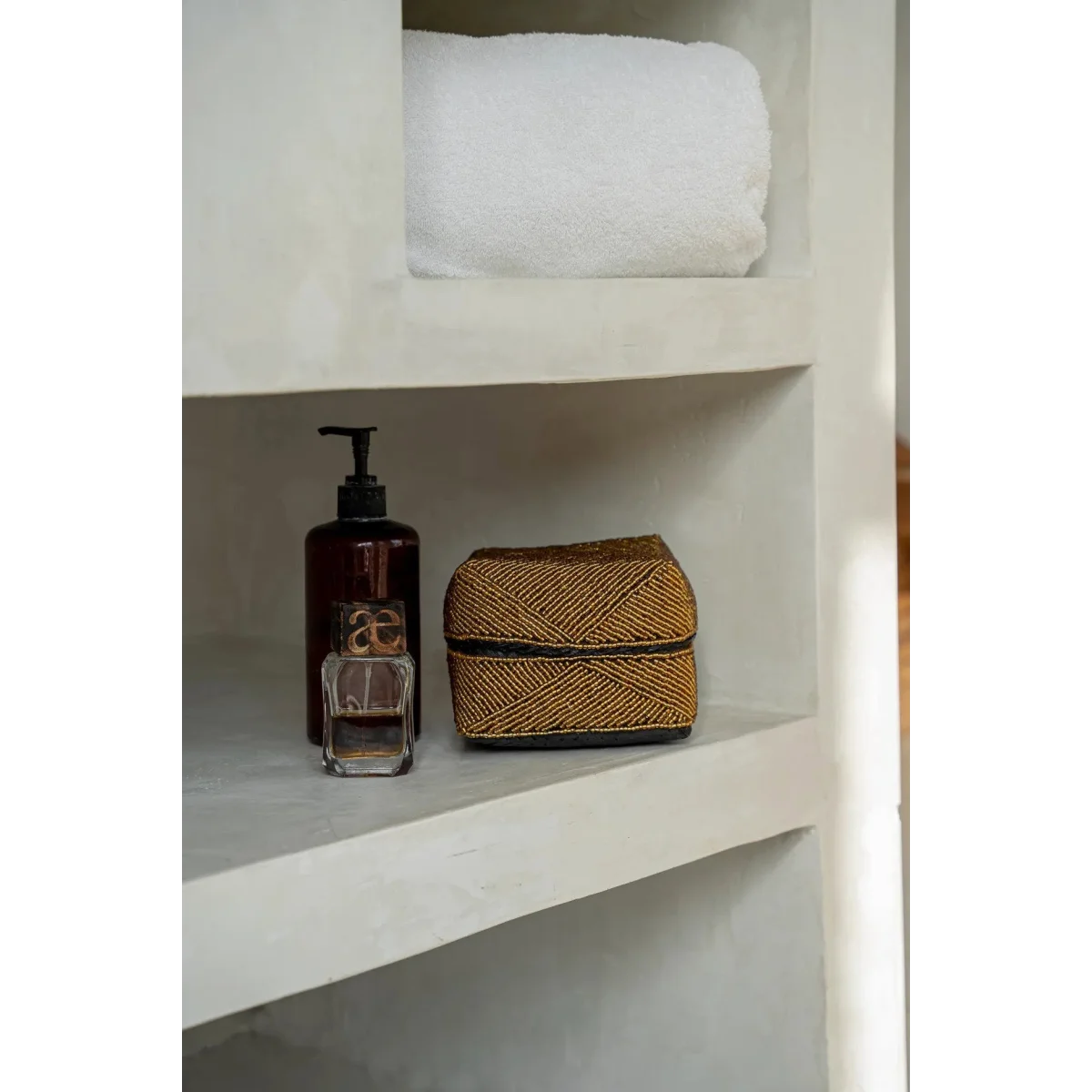 Boîte de rangement rectangulaire en perles dorées motif géométrique