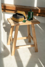 Chaise en bois avec accessoires, boîte de rangement rectangulaire en perles dorées