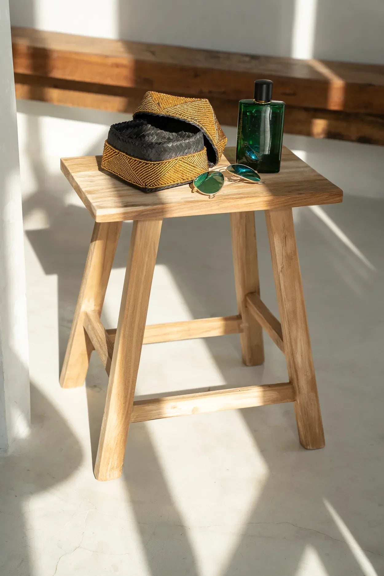 Chaise en bois avec accessoires, boîte de rangement rectangulaire en perles dorées