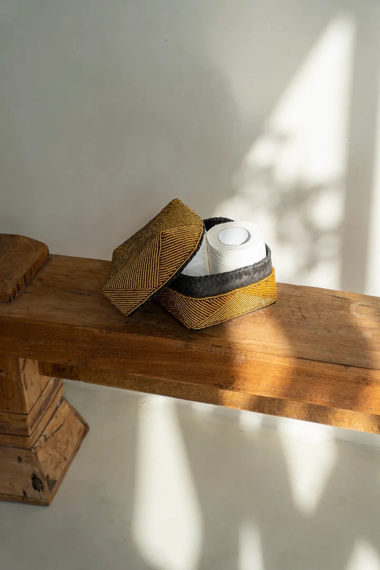 Boîte de rangement rectangulaire en perles dorées avec lid ajar et motif géométrique