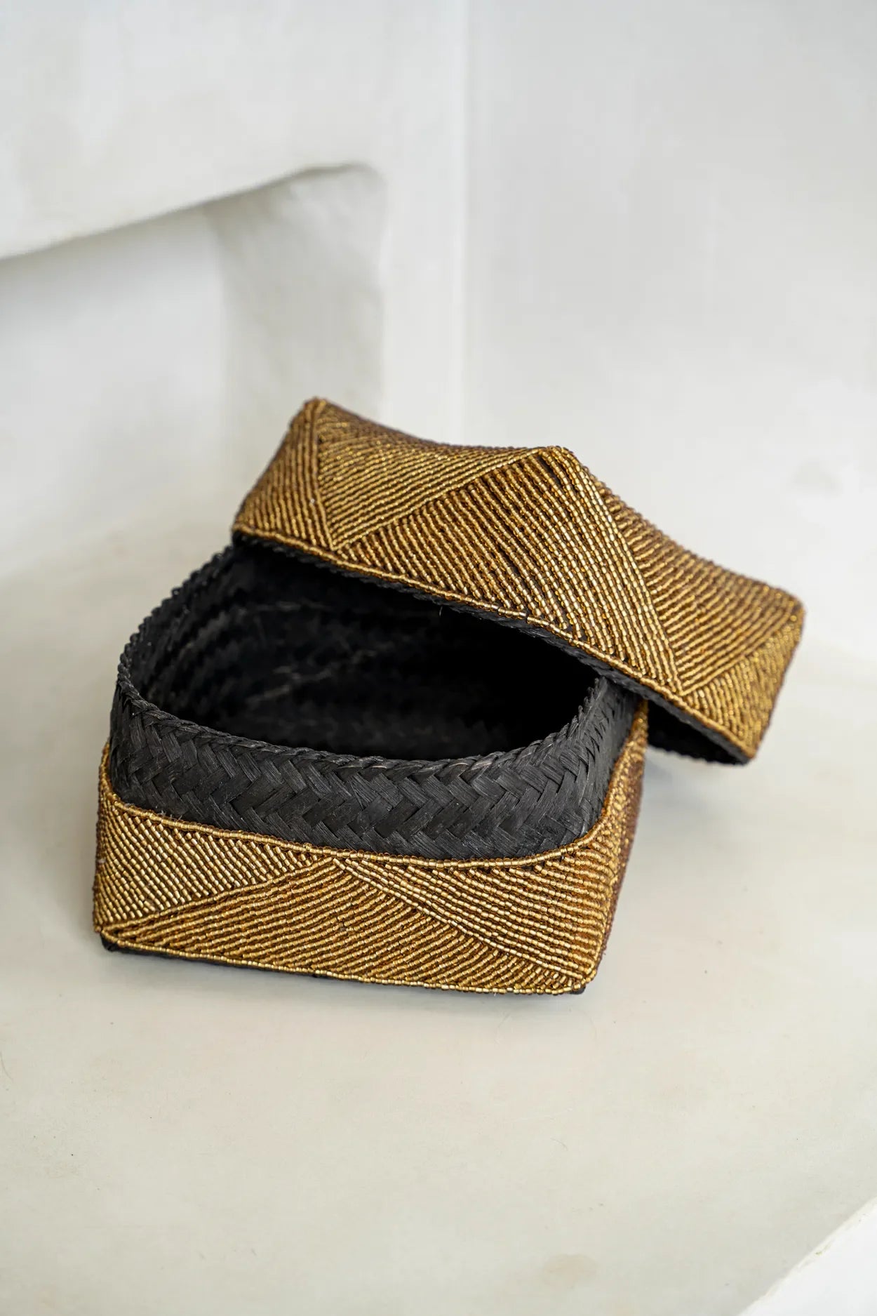 Boîte de rangement rectangulaire en perles dorées avec motif géométrique et couvercle