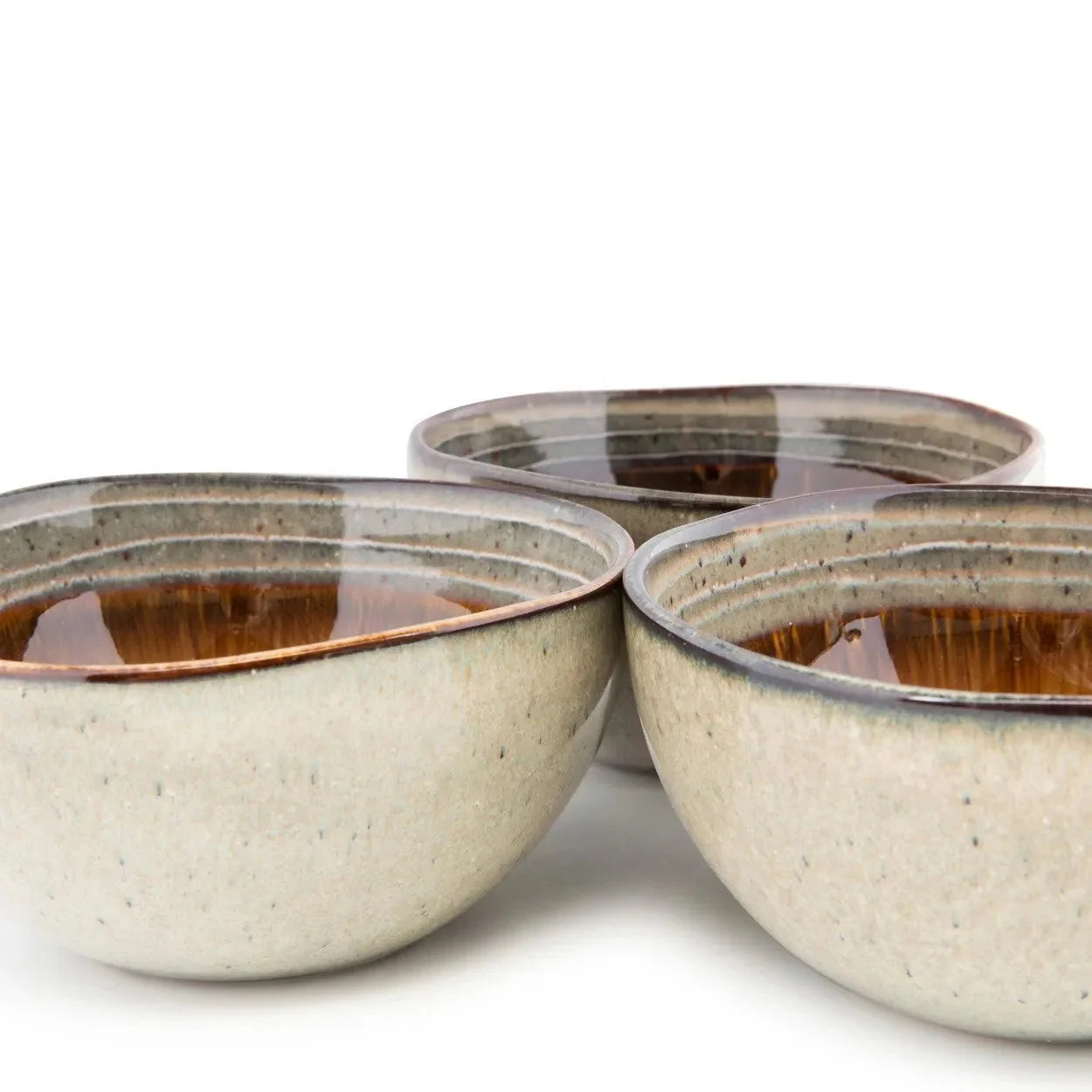 Trois bols en céramique gris avec intérieur marron brillant pour céréales