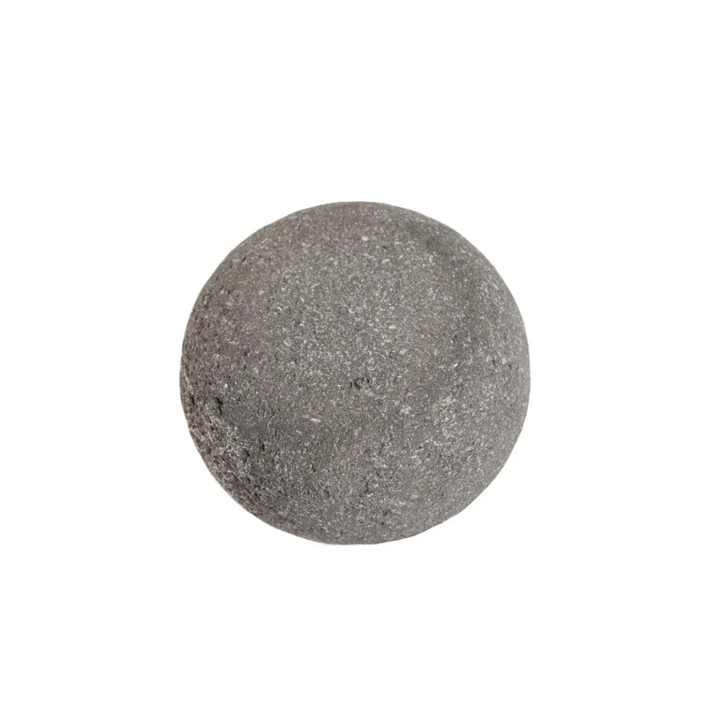 Boule de bain grise texturée, forme galet lisse avec specks subtiles