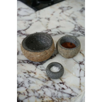 Mortier et pilon en pierre de lave grise granité avec épices rouges