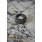 Bol à sel en pierre de lave gris granité forme galet sur marbre