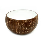 Bol en coquille de noix de coco avec intérieur blanc.