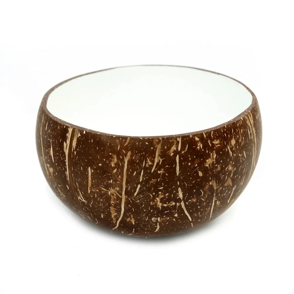 Bol en coquille de noix de coco avec intérieur blanc.