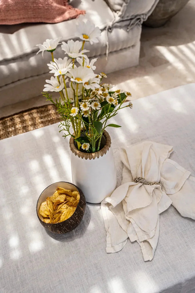 Arrangement de table avec des fleurs, des chips et une serviette.