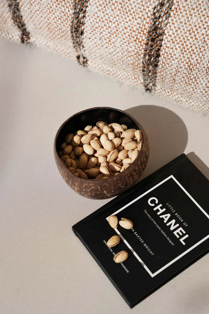 Pistachios dans un bol en noix de coco pour le produit Le bol alimentaire Coco - Noir naturel