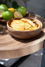 Bol apéritif en bois de teck sculpté avec des chips de pomme de terre croustillantes