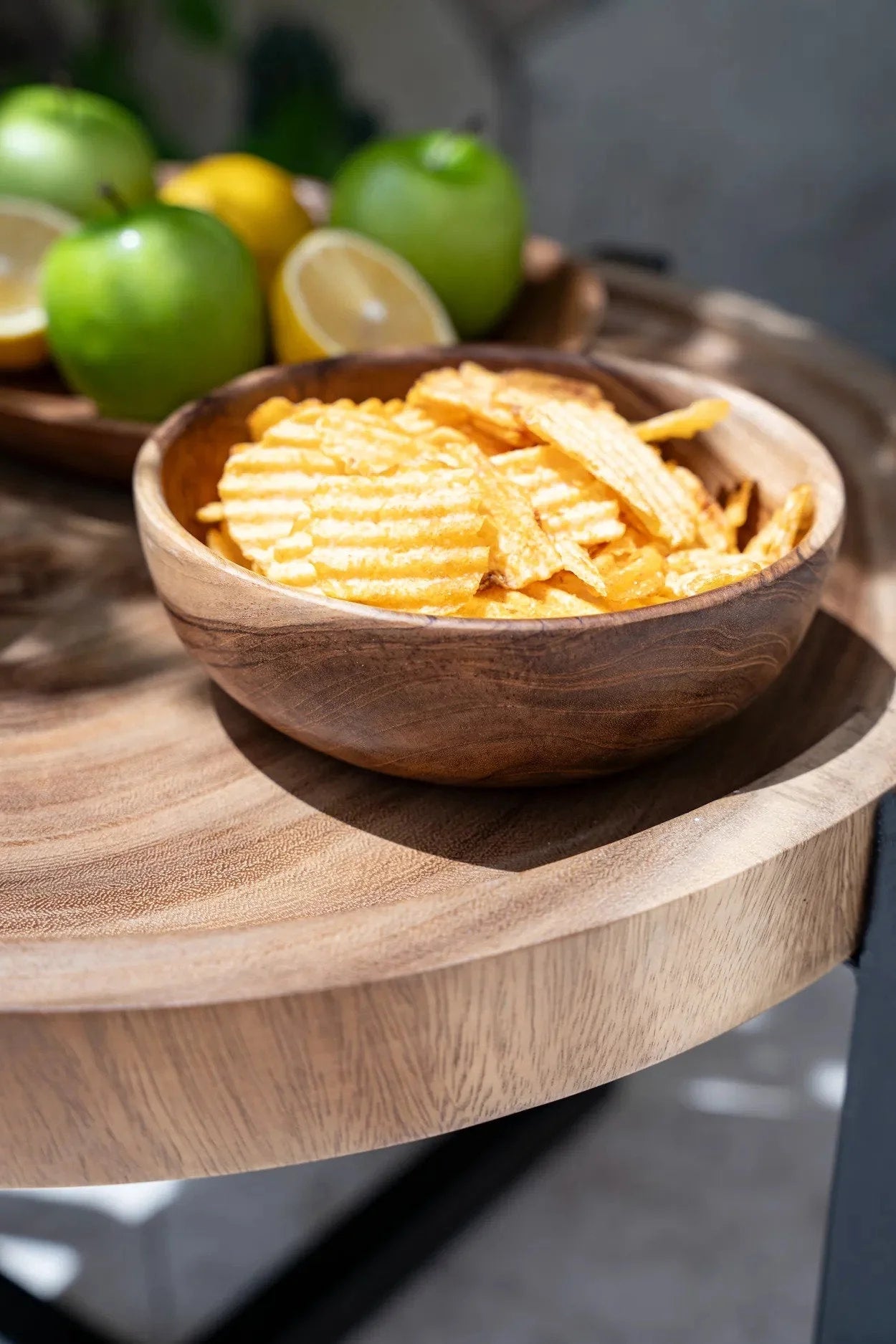 Bol apéritif en bois de teck sculpté avec des chips de pomme de terre croustillantes
