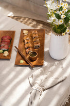 Plateau en bois de teck naturel rond avec assortiment de sushi rolls et nigiri