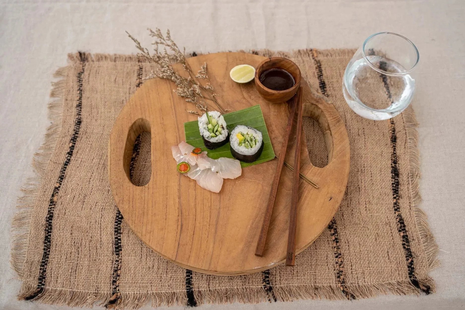 Plat de sushi avec baguettes en bois de teck naturel rond pour sel ou épices
