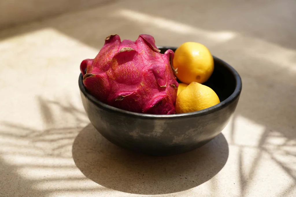 Dragon fruit et citrons dans un bol noir Le bol brûlé - Noir - L