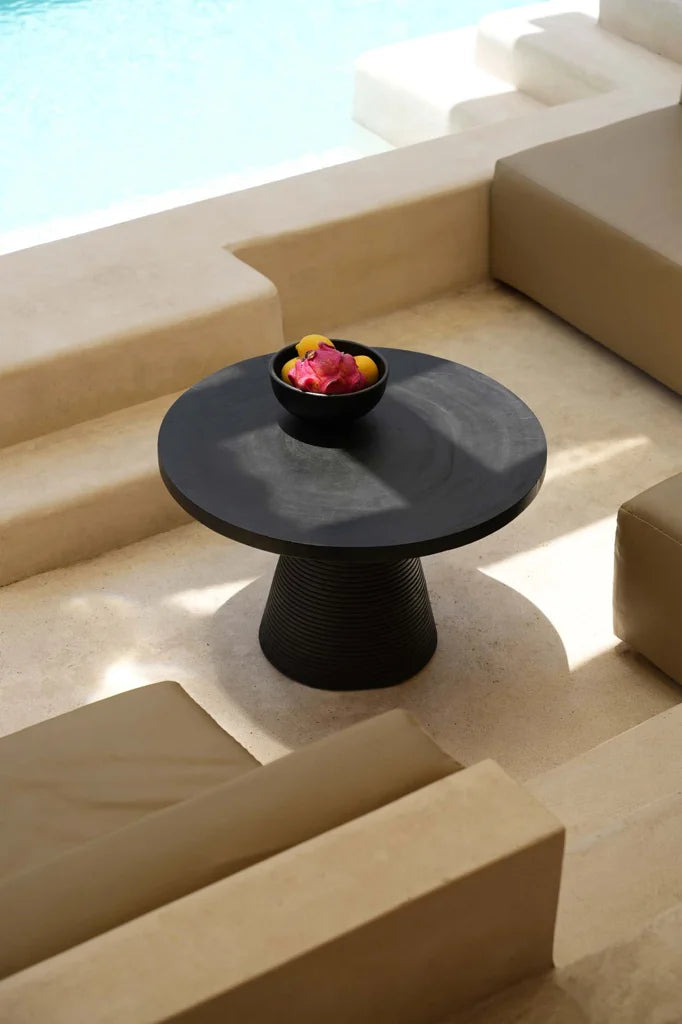 Table ronde noire avec un bol à fruits, modèle Le bol brûlé Noir L