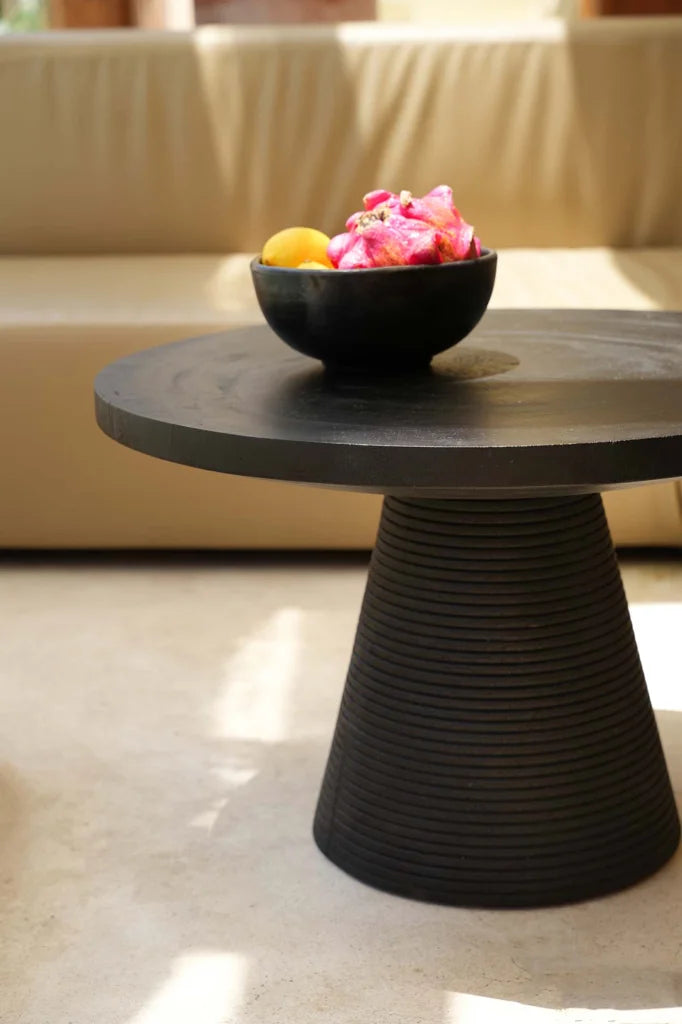 Table d’appoint rond noir Le bol brûlé Noir L avec un bol de fruits