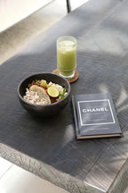 Repas sain avec jus vert et livre de mode dans Le bol brûlé Noir M
