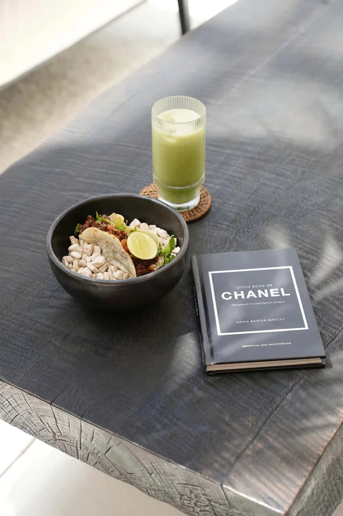 Repas sain avec jus vert et livre de mode dans Le bol brûlé Noir M
