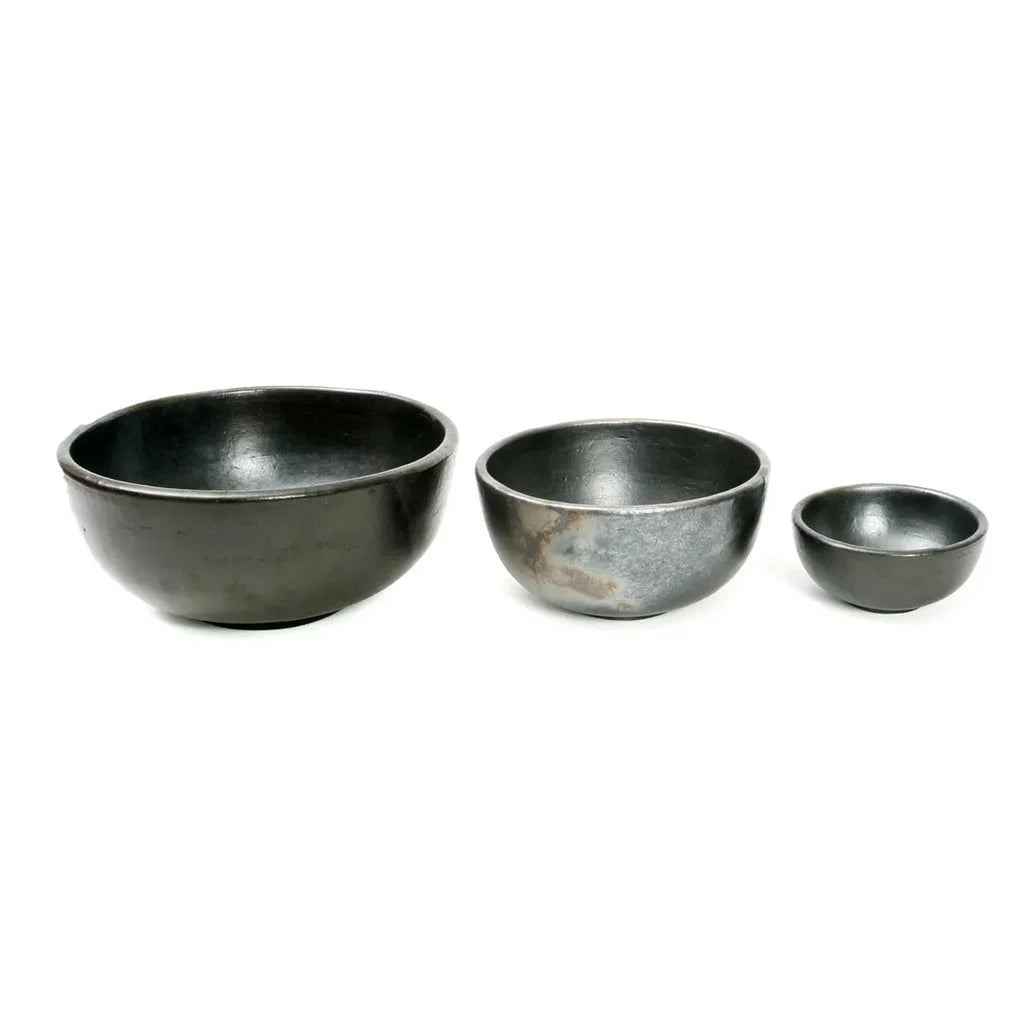 Trois bols en métal noirs pour Le bol brûlé M, design élégant et moderne