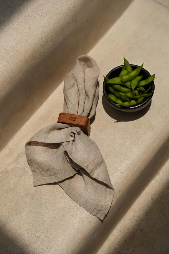Edamame dans un bol noir Le bol brûlé - Noir - S avec une serviette en lin