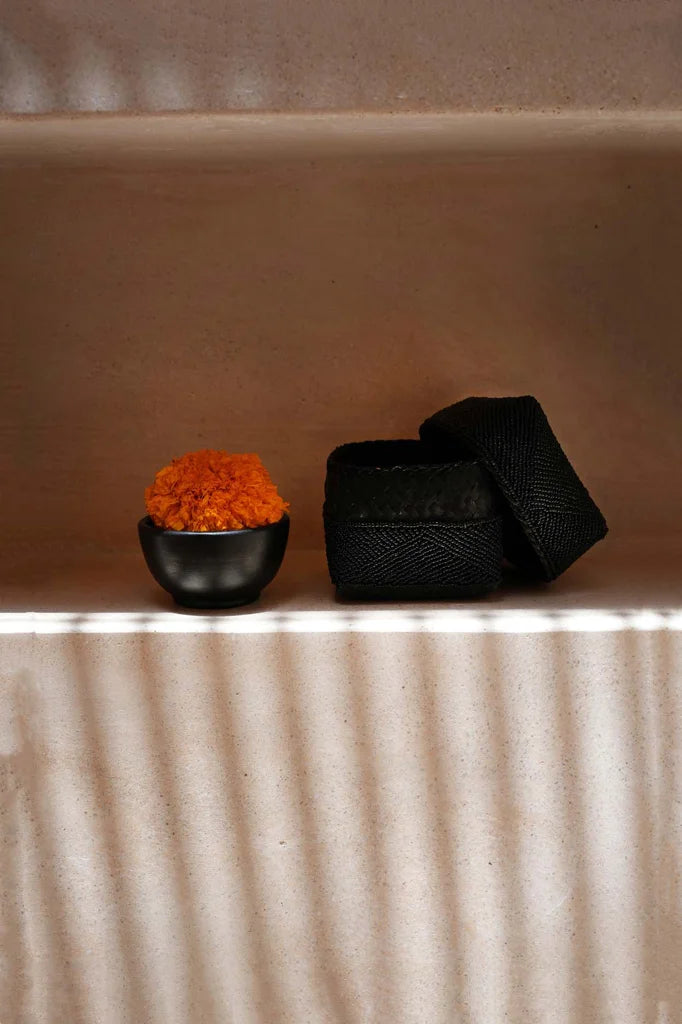 Pompon orange dans un bol noir et boîte noire texturée avec couvercle pour Le bol brûlé Noir S