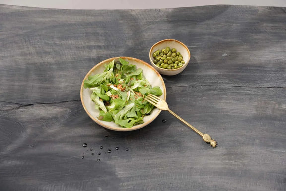 Salade avec petits pois et fourchette dans Le bol Cascais S Ensemble de 6