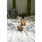 Deux verres de vin blanc et une bouteille dans un porte-canneau en osier