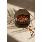 Bol coco naturel blanc artisanal Ø13 cm avec un bol en coque de noix de coco rempli d’amandes