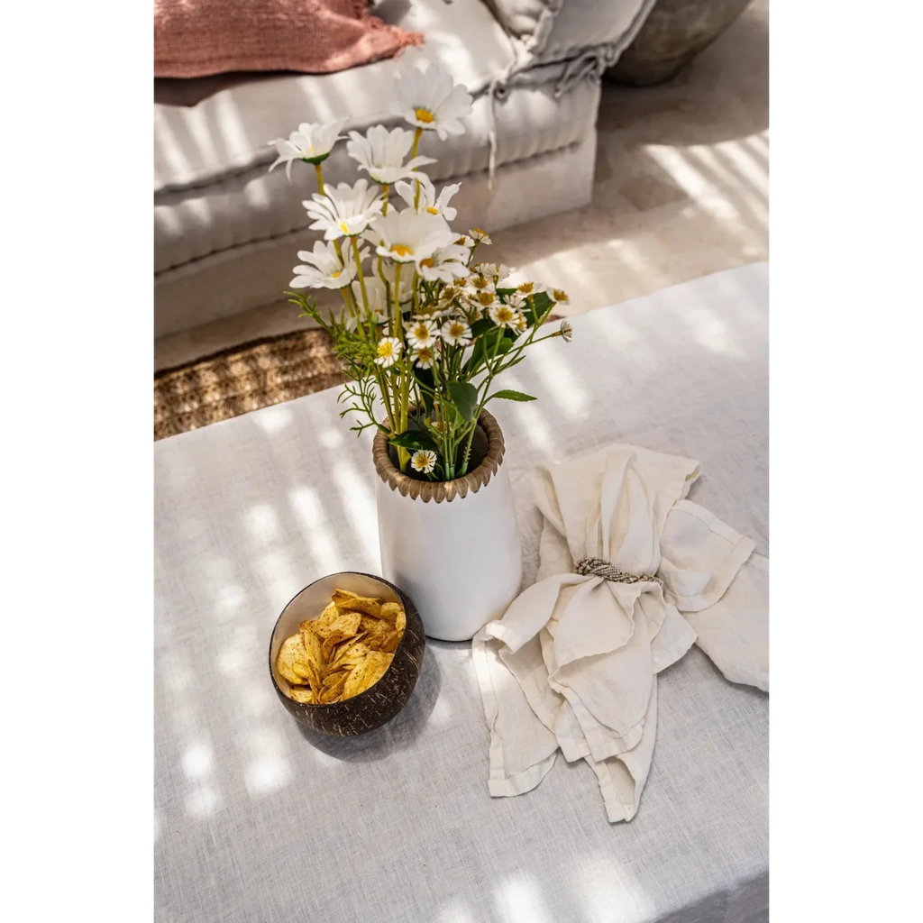 Vase Bol Coco Naturel Blanc Artisanale avec daisies blanches et petites fleurs jaunes