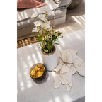 Vase Bol Coco Naturel Blanc Artisanale avec daisies blanches et petites fleurs jaunes