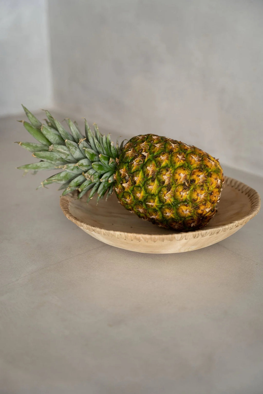 Ananas mûr dans bol décoratif en bois de teck naturel Ø30 cm