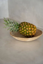 Ananas mûr dans bol décoratif en bois de teck naturel Ø30 cm