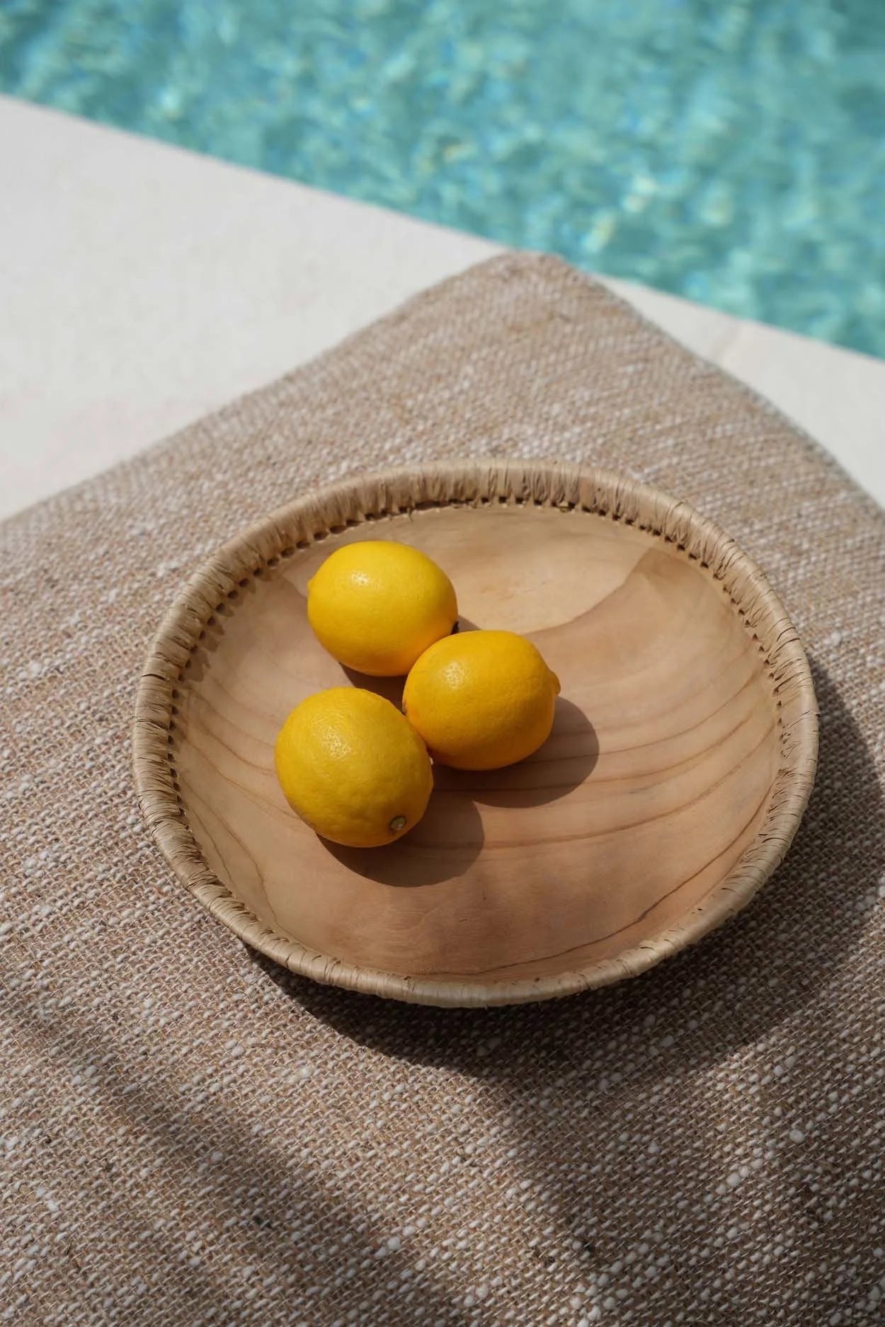 Bol en bois de teck naturel avec bord tressé en raphia, 3 citrons jaunes, Ø30 cm