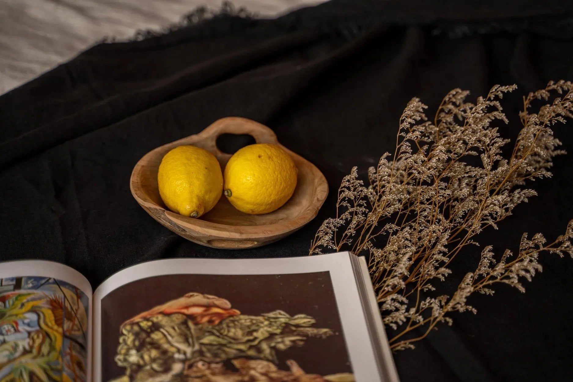 Deux citrons dans un bol en bois de teck avec poignée intégrée finition naturelle