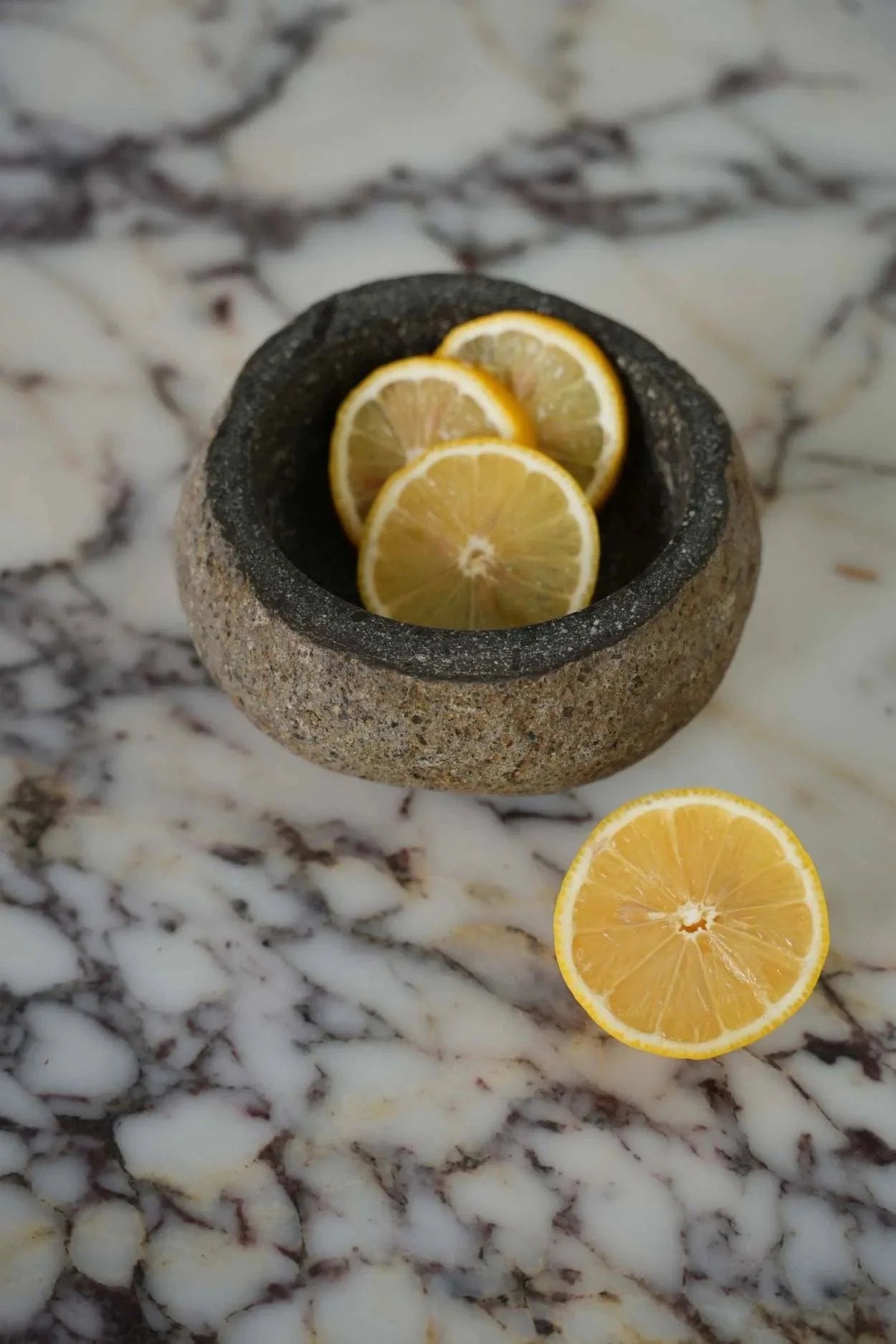 Bol décoratif en pierre naturelle noire aspect brut avec tranches de citron