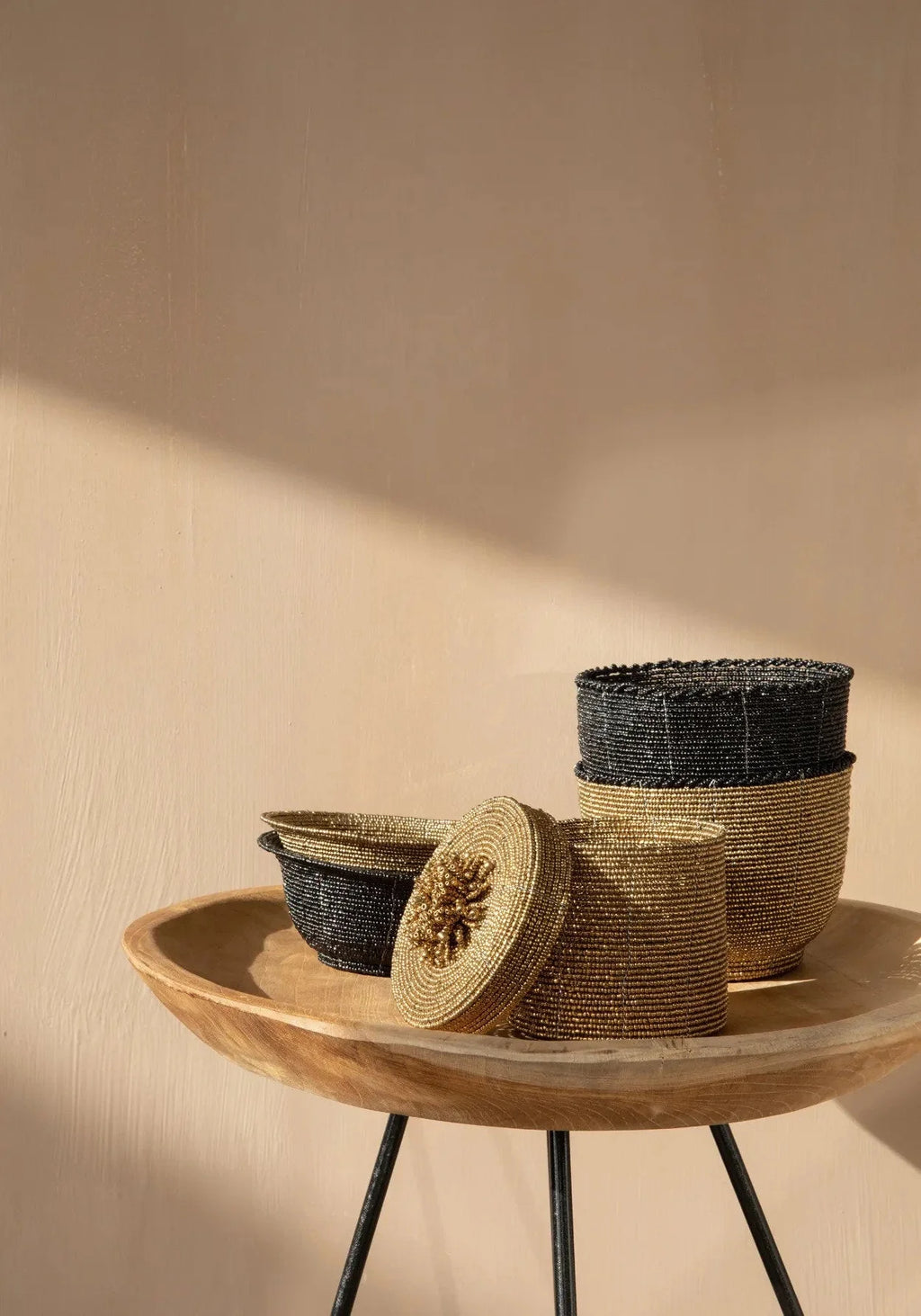 Panier décoratif rond en perles noires tressées avec motif lignes blanches