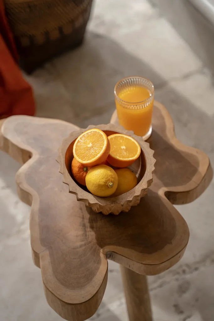 Table en bois en forme de fleur avec fruits et jus pour Le bol de durian en racine de teck M