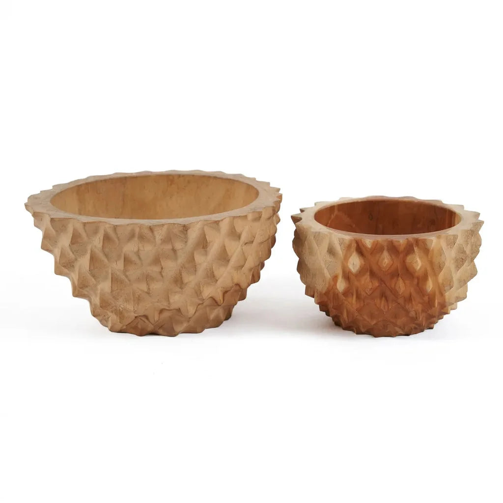 Deux bols en bois avec des pointes, parfaits pour la décoration ou la cuisine