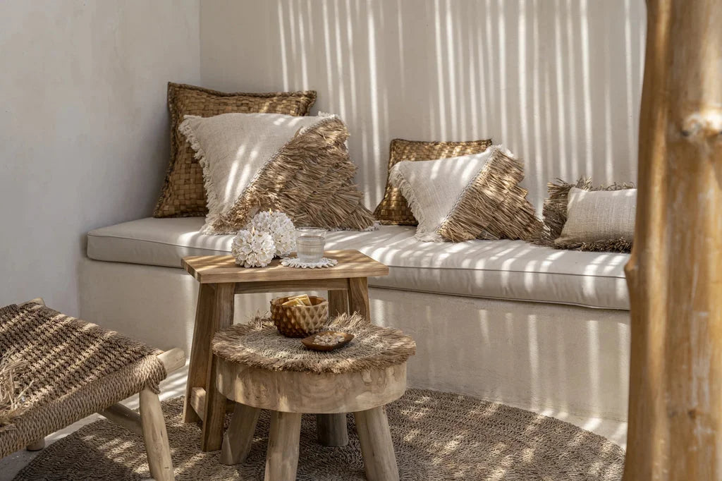 Coin salon cozy avec accents tissés dans Le bol de durian en racine de teck M