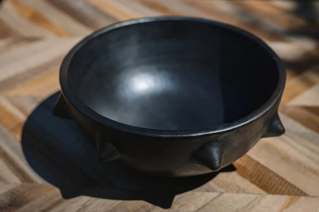Bol en céramique noire brûlée avec pieds pointus pour Le bol Ethnique Brûlé