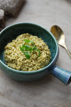 Bol en grès émaillé bleu-vert avec poignée, rempli de riz vert et persil frais