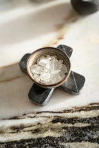 Petit bol en grès émaillé dégradé intérieur ambré bord foncé rempli de sel cristallin