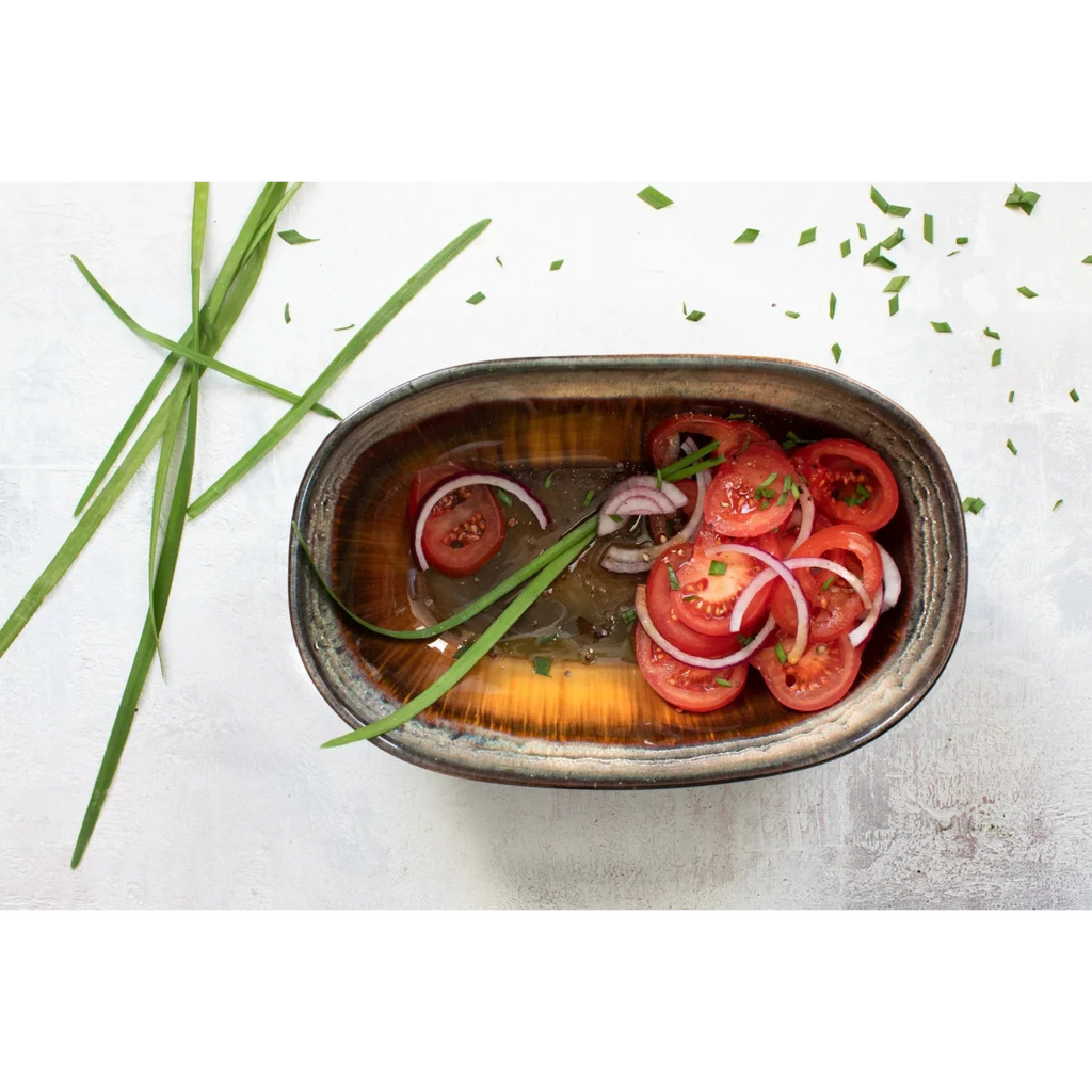 Bol ovale en céramique marron dégradé avec tomates, oignons, ciboulette et herbes fraîches